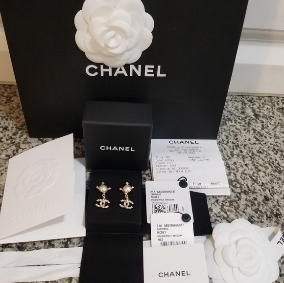 SOLD!!! Pearl & CC charms Gold Tone Earnings - Picture 4 of 9